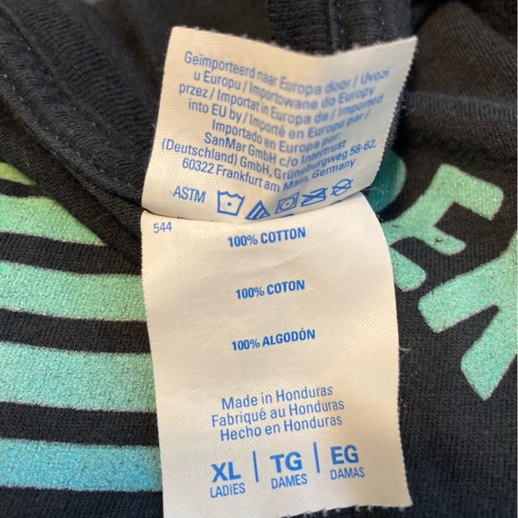 Black Graphic Tee with Mountain Design Women Size XL - Picture 5 of 5